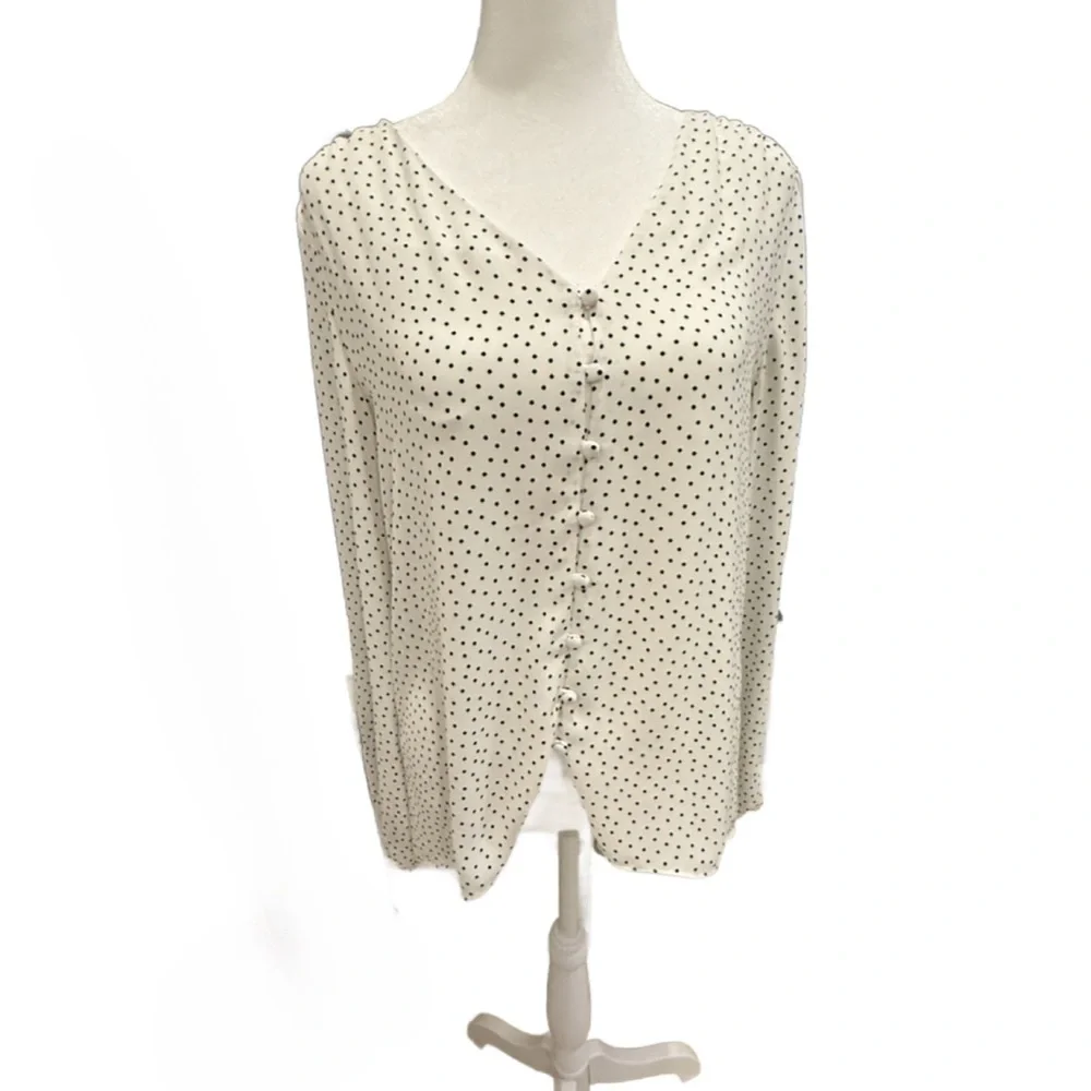 White House Black Market White Blouse with Black Dots. Size 2 - Picture 7 of 7